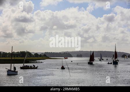 Parade alter Segelboote im Rade de Brest, Hafen von Le Faou, Département Finistere Penn-AR-Bed, Region Bretagne Breizh, Frankreich Stockfoto