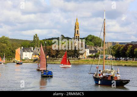 Parade alter Segelboote im Rade de Brest, Hafen von Le Faou, Département Finistere Penn-AR-Bed, Region Bretagne Breizh, Frankreich Stockfoto