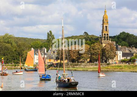 Parade alter Segelboote im Rade de Brest, Hafen von Le Faou, Département Finistere Penn-AR-Bed, Region Bretagne Breizh, Frankreich Stockfoto