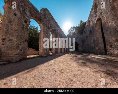 Die große Basilika in den archäologischen Ruinen von Butrint oder Butrinto-Nationalpark in Albanien Stockfoto