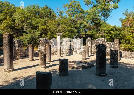 Überreste des Taufs in den archäologischen Ruinen von Butrint oder Butrinto-Nationalpark in Albanien Stockfoto