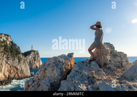 Porträt einer Frau am Leuchtturm oder Cape Ducato Lefkas im südlichen Teil der griechischen Insel Lefkada. Griechenland Stockfoto