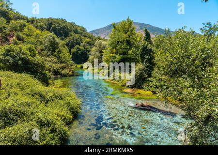 Das Blaue Auge oder Syri i kalter, ein Naturphänomen in den Bergen Südalbaniens Stockfoto