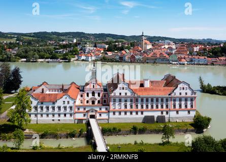 Drohnenschuss, Schloss Neuhaus am Inn mit Blick auf Schaerding, Neuhaus, Niederbayern, Bayern, Deutschland, Österreich Stockfoto