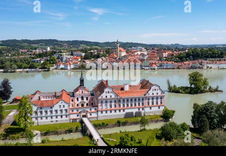 Drohnenschuss, Schloss Neuhaus am Inn mit Blick auf Schaerding, Neuhaus, Niederbayern, Bayern, Deutschland, Österreich Stockfoto