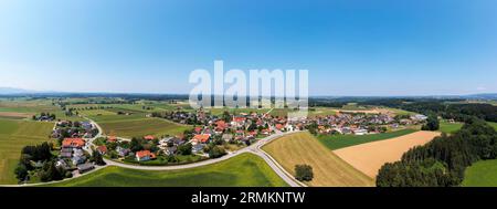 Drohnenbild, Dorf Leobendorf bei Abtsdorfer See, Gemeinde Saaldorf-Surheim, Rupertiwinkel, Oberbayern, Bayern, Deutschland Stockfoto