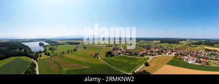 Drohnenschuss, Abtsdorfer See mit Dorf Leobendorf, Gemeinde Saaldorf-Surheim, Rupertiwinkel, Oberbayern, Bayern, Deutschland Stockfoto