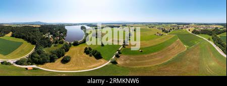 Drohnenschuss, Abtsdorfer See mit Dorf Leobendorf, Gemeinde Saaldorf-Surheim, Rupertiwinkel, Oberbayern, Bayern, Deutschland Stockfoto