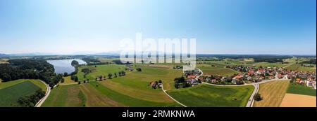 Drohnenschuss, Abtsdorfer See mit Dorf Leobendorf, Gemeinde Saaldorf-Surheim, Rupertiwinkel, Oberbayern, Bayern, Deutschland Stockfoto