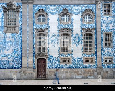 Traditionelle Azulejos (blauen Kacheln) außerhalb der Kirche Igreja do Carmo, Rua do Carmo Porto, Portugal Stockfoto