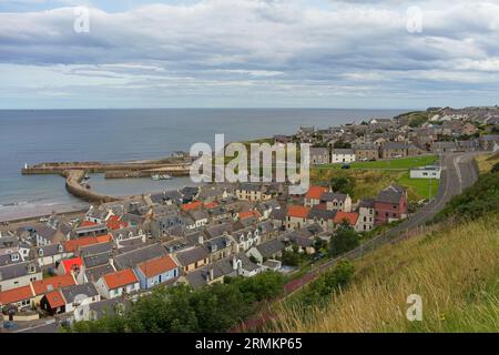 Der Hafen von Cullen ist von Castle Hill im Nordosten schottlands aus zu sehen Stockfoto