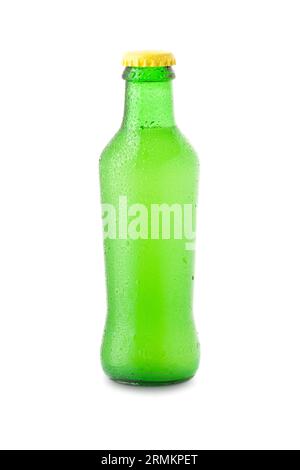 Zitronensaftflasche mit Wassertropfen isoliert auf weißem Hintergrund. Mit Beschneidungspfad Stockfoto