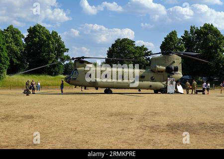 Boeing CH-47 Chinook, zweimotoriger Transporthubschrauber der US-Armee mit Tandem-Rotor-Anordnung, Bundeswehrtag, München, Bayern, Deutschland Stockfoto