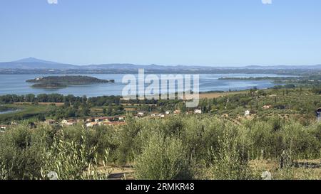 Blick auf den Trasimeno-See von den Hügeln in der Nähe von Passignano mit der Maggiore-insel und der Minore-insel Stockfoto