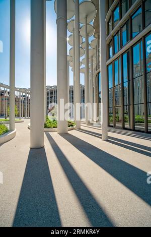 Saeulengarten, SAB Forum, Neubau Saechsische Aufbaubank, Leipzig, Sachsen, Deutschland Stockfoto