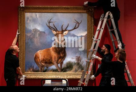 Der Monarch of the Glen VON SIR EDWIN LANDSEER wird in sein neues Zuhause in der National Gallery of Scotland verlegt. es bleibt nur noch ein Monat bis zur Eröffnung der neuen schottischen Galerien im National in Edinburgh am 30. September. Bilddatum: Dienstag, 29. August 2023. Stockfoto