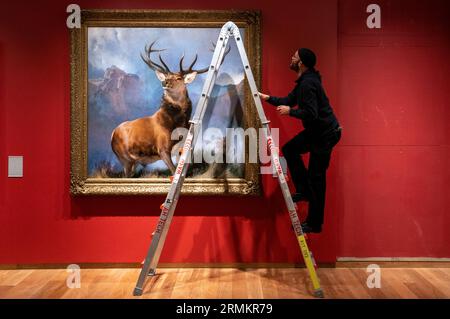 Der Monarch of the Glen VON SIR EDWIN LANDSEER wird in sein neues Zuhause in der National Gallery of Scotland verlegt. es bleibt nur noch ein Monat bis zur Eröffnung der neuen schottischen Galerien im National in Edinburgh am 30. September. Bilddatum: Dienstag, 29. August 2023. Stockfoto