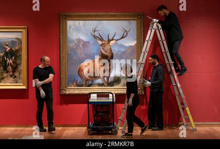 Der Monarch of the Glen VON SIR EDWIN LANDSEER wird in sein neues Zuhause in der National Gallery of Scotland verlegt. es bleibt nur noch ein Monat bis zur Eröffnung der neuen schottischen Galerien im National in Edinburgh am 30. September. Bilddatum: Dienstag, 29. August 2023. Stockfoto