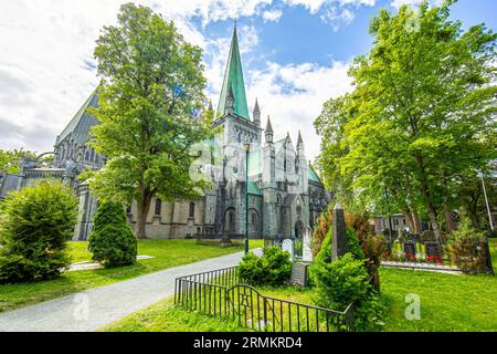 Blick auf Nidaros Domkirke vom Garten und Friedhof in der norwegischen Stadt Trondheim Stockfoto