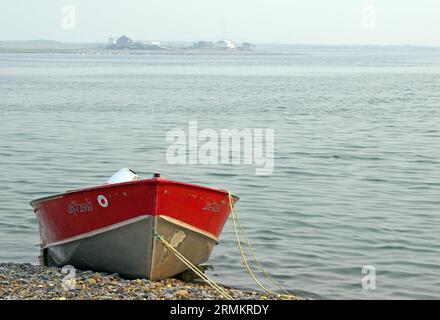 Boot auf stillem Wasser, Arktischer Ozean, Tuktojaktuk, Nordwestgebiet, Kanada Stockfoto