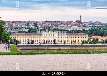 Blick von der Gloriette auf das Schloss Schönbrunn in Wien Stockfoto