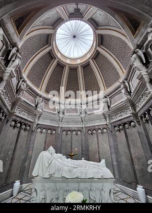 Grab der Prinzessin Elisabeth Mikhailovna Romanova in der Seitenkapelle, russisch-orthodoxe Kirche St. Elisabeth in Wiesbaden, Hessen, Deutschland Stockfoto
