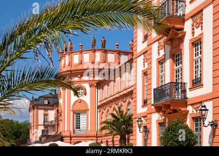 Schloss Biebrich mit der Rotunde von der Rheinseite, Wiesbaden, Hessen, Deutschland Stockfoto