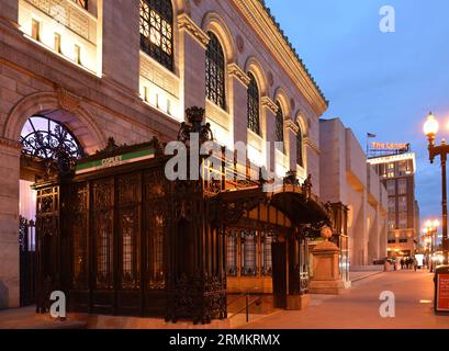 Boston, MA: Nachtblick auf die Boston Public Library in der Boylston Street, mit dem Eingang der U-Bahn-Station Copley. Stockfoto