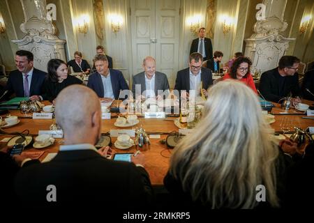 29. August 2023, Brandenburg, Meseberg: Bundeskabinett mit Hubertus Heil (l-r, SPD), Bundesministerin für Arbeit und Soziales, Annalena Baerbock (Bündnis 90/die Grünen), Außenminister Robert Habeck (Bündnis 90/die Grünen), Bundesminister für Wirtschaft und Klimaschutz, Bundeskanzler Olaf Scholz (SPD) und Wolfgang Schmidt (SPD), Leiter des Bundeskanzleramtes, trifft sich zum ersten Halbzeitaufenthalt auf Schloss Meseberg. Bundeskanzler Scholz und seine 16 Minister erörtern auf der fünften geschlossenen Sitzung der Ampelregierung die aktuellen Fragen der Koalition. Foto: Kay Nietfeld/dp Stockfoto