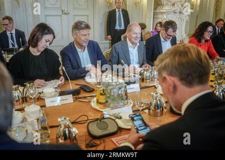 29. August 2023, Brandenburg, Meseberg: Bundeskabinett mit Annalena Baerbock (l-r, Bündnis 90/die Grünen), Außenminister Robert Habeck (Bündnis 90/die Grünen), Bundesminister für Wirtschaft und Klimaschutz, Bundeskanzler Olaf Scholz (SPD), Bundesfinanzminister Christian Lindner (FDP), und Wolfgang Schmidt (SPD), Leiter des Bundeskanzleramtes, trifft sich zum ersten Halbzeitaufenthalt in Schloss Meseberg. Bundeskanzler Scholz und seine 16 Minister erörtern auf der fünften geschlossenen Sitzung der Ampelregierung die aktuellen Fragen der Koalition. Foto: Kay Nietfeld/dpa Stockfoto