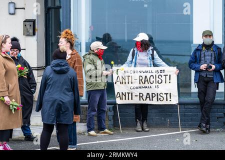 Demonstranten versammeln sich vor dem Beresford Hotel zur Unterstützung von Asylbewerbern in Newquay in Cornwall im Vereinigten Königreich. Stockfoto