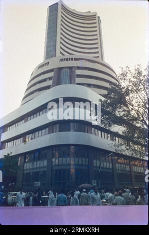 BSE Limited, auch bekannt als Bombay Stock Exchange, ist eine indische Börse in der Dalal Street in Mumbai. Sie wurde 1875 vom Baumwollhändler Premchand Roychand gegründet und ist die älteste Börse Asiens und auch die zehnte älteste der Welt. Stockfoto