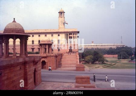 Das Sekretariatsgebäude oder das Zentralsekretariat beherbergt die wichtigen Ministerien der indischen Regierung. Die Sekretariatsgebäude befinden sich auf dem Raisina Hill in Neu-Delhi und sind zwei Blocks symmetrischer Gebäude auf gegenüberliegenden Seiten der großen Achse des Kartavya-Pfades, die den Rashtrapati Bhavan flankieren. South Block ist ein kompliziertes Labyrinth aus gewölbten Treppenhäusern und hohen Deckenpassagen. Kolonnaden und flache Dächer, dominiert von riesigen Kuppeln Stockfoto