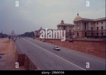 Das Sekretariatsgebäude oder das Zentralsekretariat beherbergt die wichtigen Ministerien der indischen Regierung. Die Sekretariatsgebäude befinden sich auf dem Raisina Hill in Neu-Delhi und sind zwei Blocks symmetrischer Gebäude auf gegenüberliegenden Seiten der großen Achse des Kartavya-Pfades, die den Rashtrapati Bhavan flankieren. South Block ist ein kompliziertes Labyrinth aus gewölbten Treppenhäusern und hohen Deckenpassagen. Kolonnaden und flache Dächer, dominiert von riesigen Kuppeln Stockfoto