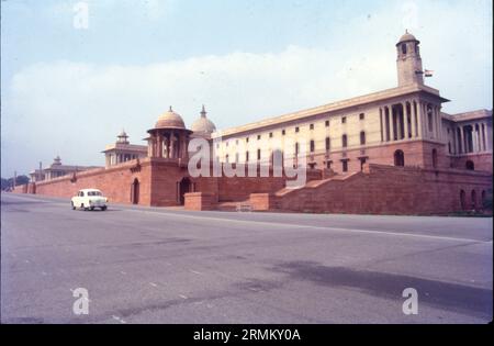 Das Sekretariatsgebäude oder das Zentralsekretariat beherbergt die wichtigen Ministerien der indischen Regierung. Die Sekretariatsgebäude befinden sich auf dem Raisina Hill in Neu-Delhi und sind zwei Blocks symmetrischer Gebäude auf gegenüberliegenden Seiten der großen Achse des Kartavya-Pfades, die den Rashtrapati Bhavan flankieren. South Block ist ein kompliziertes Labyrinth aus gewölbten Treppenhäusern und hohen Deckenpassagen. Kolonnaden und flache Dächer, dominiert von riesigen Kuppeln Stockfoto