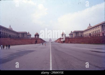 Das Sekretariatsgebäude oder das Zentralsekretariat beherbergt die wichtigen Ministerien der indischen Regierung. Die Sekretariatsgebäude befinden sich auf dem Raisina Hill in Neu-Delhi und sind zwei Blocks symmetrischer Gebäude auf gegenüberliegenden Seiten der großen Achse des Kartavya-Pfades, die den Rashtrapati Bhavan flankieren. South Block ist ein kompliziertes Labyrinth aus gewölbten Treppenhäusern und hohen Deckenpassagen. Kolonnaden und flache Dächer, dominiert von riesigen Kuppeln Stockfoto