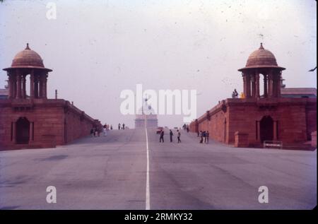 Das Sekretariatsgebäude oder das Zentralsekretariat beherbergt die wichtigen Ministerien der indischen Regierung. Die Sekretariatsgebäude befinden sich auf dem Raisina Hill in Neu-Delhi und sind zwei Blocks symmetrischer Gebäude auf gegenüberliegenden Seiten der großen Achse des Kartavya-Pfades, die den Rashtrapati Bhavan flankieren. South Block ist ein kompliziertes Labyrinth aus gewölbten Treppenhäusern und hohen Deckenpassagen. Kolonnaden und flache Dächer, dominiert von riesigen Kuppeln Stockfoto