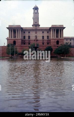 Das Sekretariatsgebäude oder das Zentralsekretariat beherbergt die wichtigen Ministerien der indischen Regierung. Die Sekretariatsgebäude befinden sich auf dem Raisina Hill in Neu-Delhi und sind zwei Blocks symmetrischer Gebäude auf gegenüberliegenden Seiten der großen Achse des Kartavya-Pfades, die den Rashtrapati Bhavan flankieren. South Block ist ein kompliziertes Labyrinth aus gewölbten Treppenhäusern und hohen Deckenpassagen. Kolonnaden und flache Dächer, dominiert von riesigen Kuppeln Stockfoto