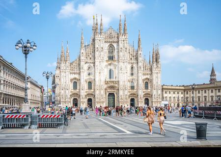 MAILAND, ITALIEN - 18. JULI 2023: Mailänder Dom, Italienisch: Duomo di Milano, oder Metropolitan Cathedral-Basilica of the Nativity of Saint Mary and Cathedral Square, Italienisch: Piazza del Duomo. Fotos an sonnigen Sommertagen. Mailand, Lombardei, Italien. Stockfoto