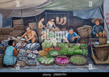 Ein Wandgemälde des singapurischen Künstlers Yip Yew Chong in Chinatown, Singapur, das einen Straßenmarkt von alt zeigt Stockfoto