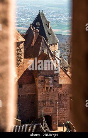 Haut-Koenigsbourg Schloss mit Blick auf die Ebene des Elsass an einem sonnigen Tag, Frankreich. Stockfoto