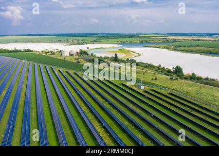 Blick von oben auf ein Solarkraftwerk auf dem Land. Ökologie. Alternative grüne Energie. Keine Emissionen. Drohne. Luftaufnahme Stockfoto