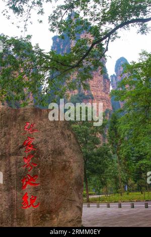 ): Reise durch die beeindruckenden Aussichten auf Chinas majestätische, avatarartige Berge, wo Realität auf filmische Wunder trifft Stockfoto