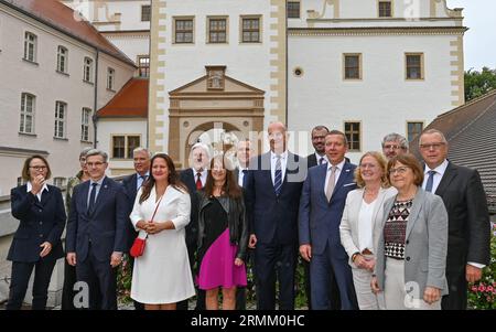 29. August 2023, Brandenburg, Finsterwalde: Dietmar Woidke (7. von rechts, SPD), Ministerpräsident von Brandenburg und Christian Jaschinski (5. von rechts, CDU), Bezirksverwalter des Elbe-Elster-Bezirks, sowie weitere Mitglieder der brandenburgischen Landesregierung posierten für ein Gruppenfoto am Rande der Kabinettssitzung auf Schloss Finsterwalde. Die Sängerstadt Finsterwalde bereitet sich auf eine große Feier vor. Am 2. Und 3. September 2023 ist es an der Zeit, dass alle Brandenburger und Gäste jenseits der Landesgrenze in den Süden Brandenburgs aufbrechen. Finsterwalde wird die 17 ausrichten Stockfoto