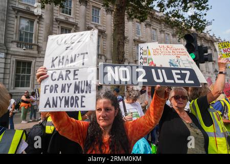 Westminster London UK. Am 29. August 2023 demonstrieren Demonstranten mit der Aufschrift „No to ULEZ Stop Khan“ vor der Downing Street an dem Tag, an dem das Erweiterungsprogramm von ULEZ in den Londoner Stadtteilen in Kraft tritt. Das bei Autofahrern unbeliebte Clean Air-System verlangt eine tägliche Gebühr von £ 12,50 für Fahrer einiger älterer Fahrzeuge, die in die Hauptstadt einreisen.Credit amer ghazzal/Alamy Live News Stockfoto