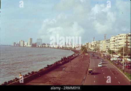 Der Marine Drive, auch Queen's Necklace genannt, ist eines der am besten erkennbaren Wahrzeichen in Mumbai. Dieser bogenförmige Boulevard an der Bucht entlang des Arabischen Meeres in Süd-Mumbai ist wohl der beste Ort, um wunderschöne Sonnenuntergänge zu beobachten und gemütliche Spaziergänge zu Unternehmen. Stockfoto