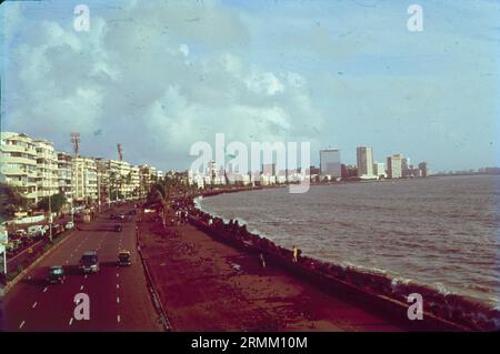 Der Marine Drive, auch Queen's Necklace genannt, ist eines der am besten erkennbaren Wahrzeichen in Mumbai. Dieser bogenförmige Boulevard an der Bucht entlang des Arabischen Meeres in Süd-Mumbai ist wohl der beste Ort, um wunderschöne Sonnenuntergänge zu beobachten und gemütliche Spaziergänge zu Unternehmen. Stockfoto