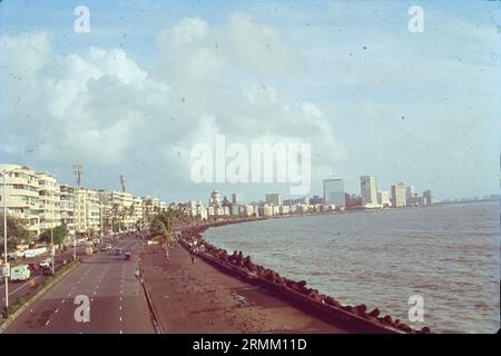 Der Marine Drive, auch Queen's Necklace genannt, ist eines der am besten erkennbaren Wahrzeichen in Mumbai. Dieser bogenförmige Boulevard an der Bucht entlang des Arabischen Meeres in Süd-Mumbai ist wohl der beste Ort, um wunderschöne Sonnenuntergänge zu beobachten und gemütliche Spaziergänge zu Unternehmen. Stockfoto