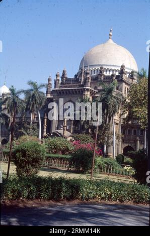 Früher bekannt als Prince of Wales Museum of Western India, ist Chhatrapati Shivaji Maharaj Vastu Sangrahalaya, oder C.S.M.V.S., eines der besten und wichtigsten Kunst- und Geschichtsmuseen Indiens. Es wurde 2022 mit dem „Award of Excellence“ der UNESCO Asia Pacific Awards für die Erhaltung des Kulturerbes ausgezeichnet. Es ist auch ein UNESCO-Weltkulturerbe, Teil des viktorianischen Gotik- und Art déco-Ensembles in Mumbai Stockfoto