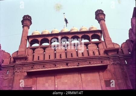 Red Fort ist eines der schönsten historischen Denkmäler Indiens. Red Fort, oder „Lal Qila“, wurde vom Mogul-Kaiser Shah Jahan erbaut. Er besteht aus roten Sandsteinen und wurde früher mit Edelsteinen beschichtet. Jedes Jahr wird die Nationalflagge am Unabhängigkeitstag auf ihre Spitze gehisst. Stockfoto